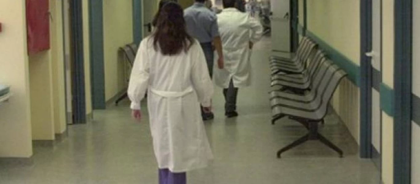 Νοσηλευόμενος σε κατάσταση αμόκ επιτέθηκε σε νοσοκόμα και την άρπαξε από τον λαιμό